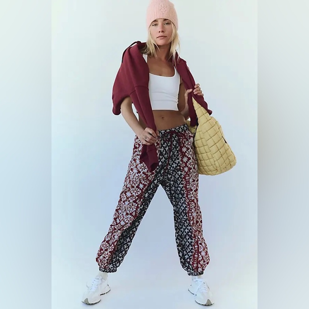 New Free People FP Movement Printed Set Me Free Swishy Barrel Pants sz XS - Picture 4 of 8